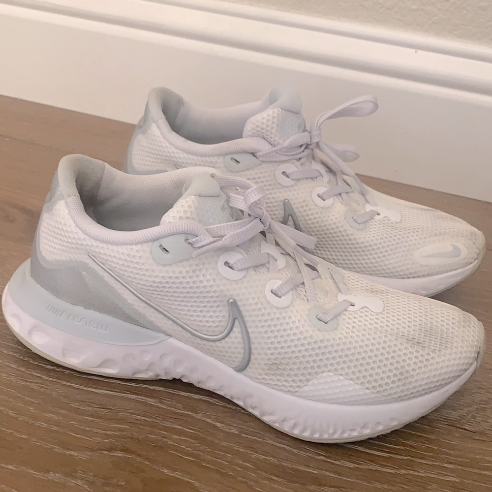 NIKE SIZE 8.5 running shoes